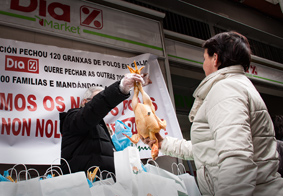 Imagen del primer reparto de pollos a las puertas de DÍA, ayer en Santiago de Compostela